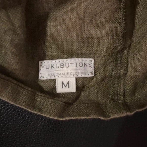 Cropped YUKI BUTTONS V-neck top - Picture 2 of 3